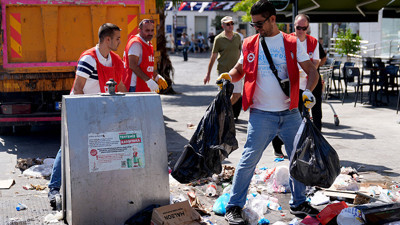 İşçiler biriken çöpleri temizledi! Karşıyaka’da maaşlar yatmazsa eylem sürecek