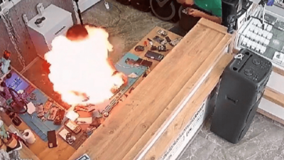 Telefon bataryası bomba gibi patladı! İşte o anlar...