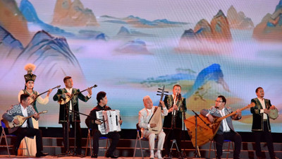 Binlerce akordeon sanatçısı Sinciang’da buluştu