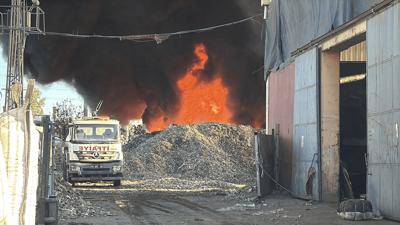 Adana'da alevler göğe yükseldi: Dumanlar kilometrelerce uzaktan görülüyor