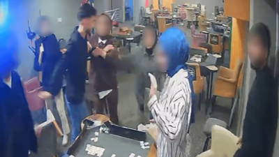 Okey oynayan gençlere saldırdı: Sallama bıçağı ile üstlerine yürüdü!