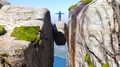 Norveç'in en tehlikeli kayası Kjeragbolten! Terlikle çıkan bir gezginin notlarından