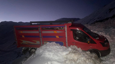 Rize'de 6 aracın üzerine çığ düştü! 15 kişi kurtarıldı