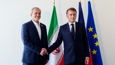 Pezeşkiyan ve Macron bir arada! Macron gerçeğe gözünü yine kapadı