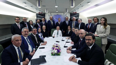 Açtı ağzını yumdu gözünü! Mehmet Çek’ten uçak gazetecilerine sert sözler