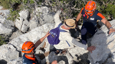 Antalya Kemer'de mahsur kalan turist kurtarıldı