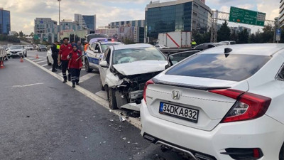 Bağcılar TEM Otoyolu’nda kaza oldu! 4 kişi kazada yaralandı