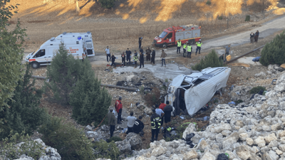 Erdemli'de tarım işçilerini taşıyan minibüs devrildi: Çok sayıda ölü ve yaralı var!