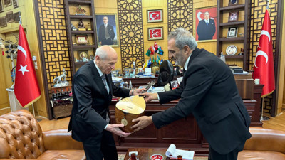 Yavuz Bingöl'den, Bahçeli'ye türkü sürprizi: O anlar sosyal medyada paylaşıldı!