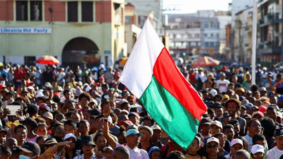 Protestolar sonucunda cumhurbaşkanı düşmüştü! Ordu yönetime el koydu