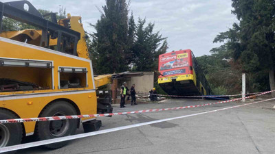 Üsküdar’da İETT otobüsü sitenin duvarını yıktı! Barbaros Mahallesi'nde gerçekleşti