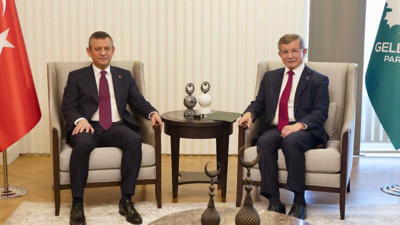 Ahmet Davutoğlu, Özgür Özel'e ateş püskürdü: 'İktidara talipsiniz güya öyle mi?'