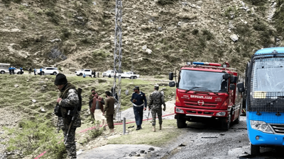 Kamyon şarampole yuvarlandı: 15 kişi can verdi...