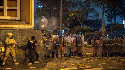 Sokaklar savaş alanına döndü! Yüzlerce kişi yaralandı