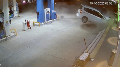 Mardin'de korku dolu anlar! Ticari araç benzin istasyonuna daldı