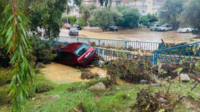 Foça'da yoğun yağış sele yol açtı: 1 kişi kayıp