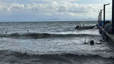 Balıkesir'de fırtına nedeniyle küçük balıkçı tekneleri battı