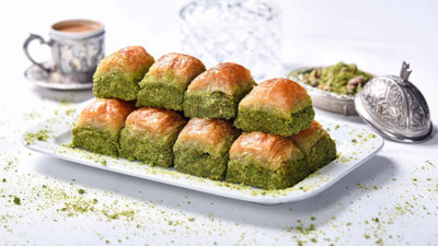 Rakam dudak uçuklattı! Bir dilim baklava bu fiyata satılıyor