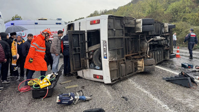 Bartın'da işçi servisi devrildi: 1 ölü, 19 yaralı