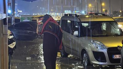 Düzce’de şiddetli yağış sokakları göle çevirdi