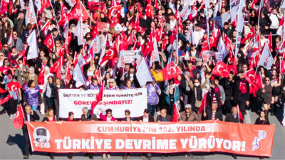 On binlerce genç Anıtkabir'e yürüdü: Şimdi devrim zamanı