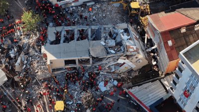 Kocaeli'de 7 katlı bina çöktü: 5 kişilik aile enkaz altında kaldı... Acı haber geldi...