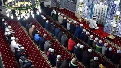 İstanbul'da cuma namazı kaçta okunuyor? İzmir, Ankara cuma saati kaçta? İşte yanıtı