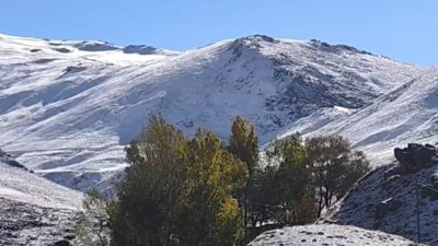 Sürpriz kar yağışı! Dağları beyaza bürüdü