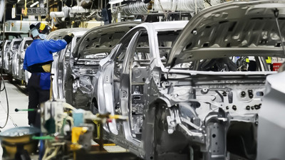 Otomotiv devleri birer birer dökülüyor! O markada üretimi durdurdu