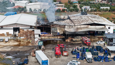 Antalya’da fabrika yangını! 2.5 saat boyunca söndürülemedi
