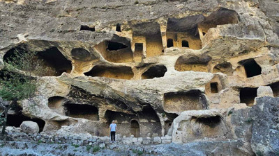 Gabar Dağı’ndaki saklı cennet! 7 katlı apartman mağara