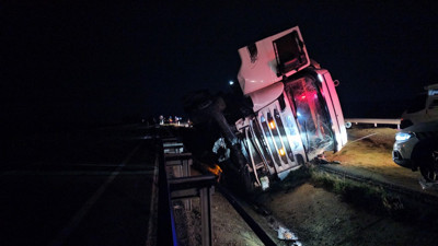 Çorum'da tır devrildi! Yol ulaşıma kapandı