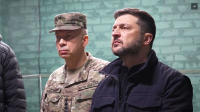 Zelenskiy neo-Nazi birlikleri denetledi, SS simgeleri arasında nişan taktı