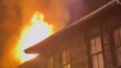 Fatih'te 3 katlı binanın çatısı alev alev yandı