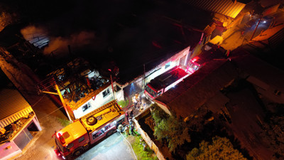 Manisa'da çıkan yangında iki ev hasar gördü