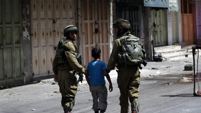 İsrail'in hedefinde çocuklar var! Kasabaya baskın düzenlediler