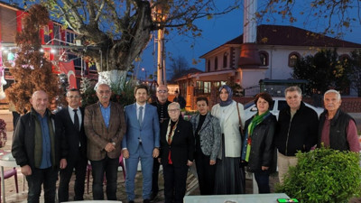 Öğretmenlerini sosyal medyadan 53 yıl sonra buldular, Türk Bayrağı ile karşıladılar