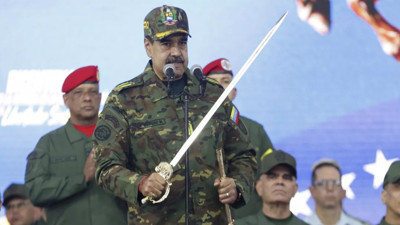 Maduro ABD tehdidine karşı üniforma giydi, kılıç çekti: Binlerce kişi meydana indi