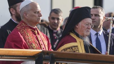 Bartholomeos’u yanına oturttu