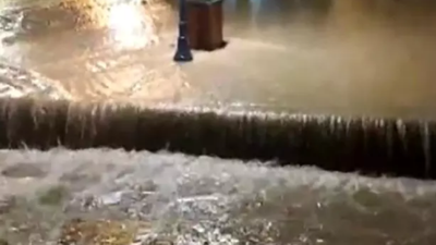 İzmir'de denizle kara birleşti! Tarihi çarşı göle döndü