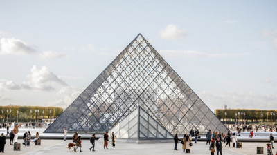 Paris'teki Louvre Müzesi ziyarete kapandı