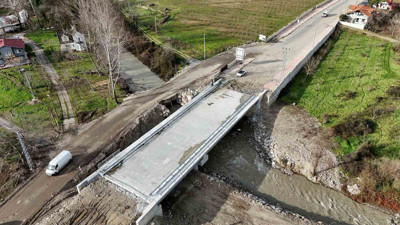 Sakarya'da ilçeyi şehir merkezine bağlayan köprü gün sayıyor