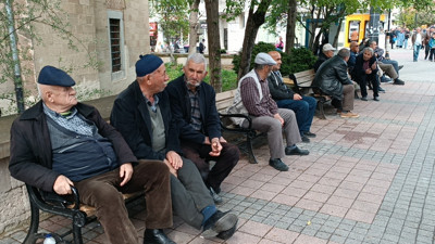 Emeklilerin milli gelirden aldığı pay düşüyor