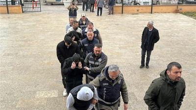 Suç örgütü üyesi sınırı böyle geçmiş: Diplomatik araçla firara 6 gözaltı!