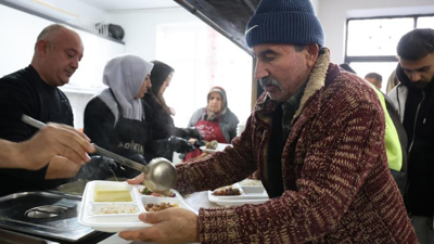 Bu köyde evde iftar yapmak yasaklandı! 700 kişi her akşam aynı masada