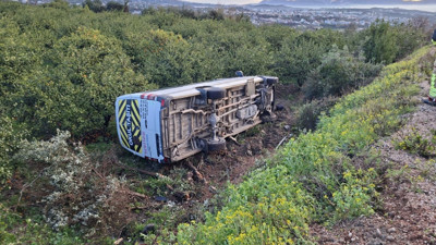 Hatay’da facianın eşiğinden dönüldü: Devrilen öğrenci servisinde 9 yaralı