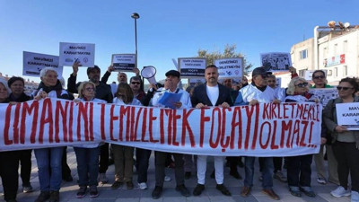 Foça’da deniz çığlığı: ‘Mavimizi dip çamuruyla karartmayın!'