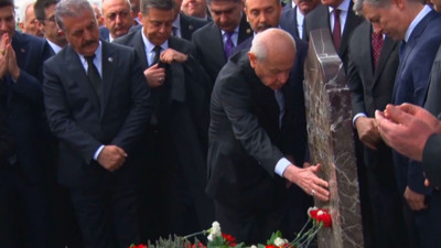 Devlet Bahçeli, Alparslan Türkeş’i kabri başında andı