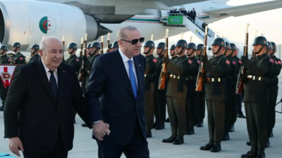 Erdoğan, Cezayir Cumhurbaşkanı Tebbun'u Esenboğa'da karşıladı