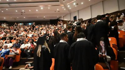 Akdeniz İletişim mezuniyetinde son ders nezaket! Protesto olgunlukla karşılandı…